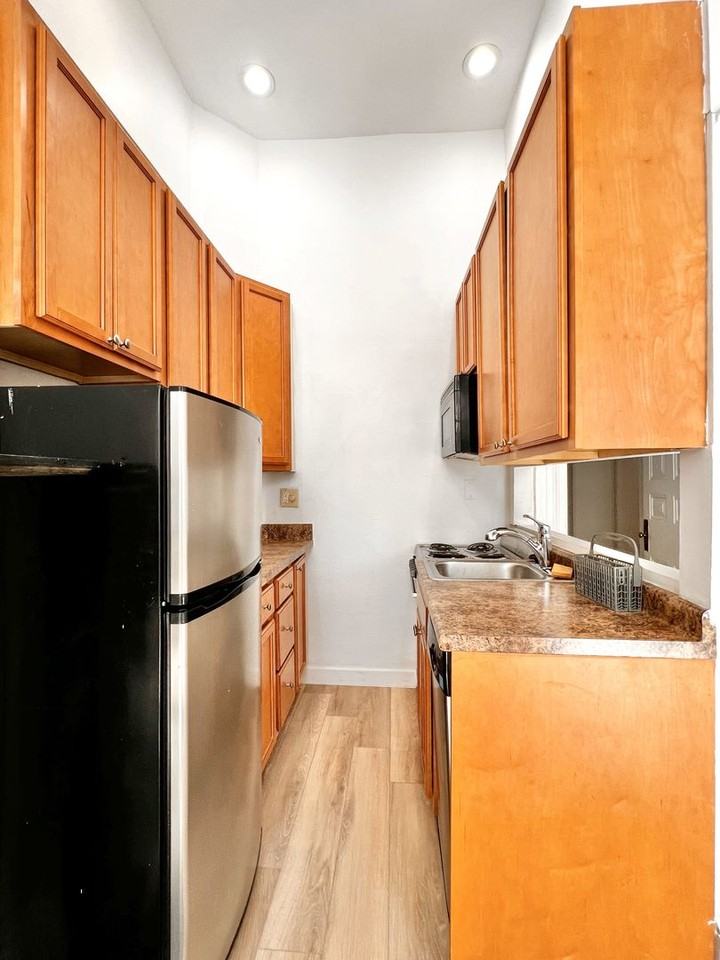 1003 Spruce St - Photo 6 of 10