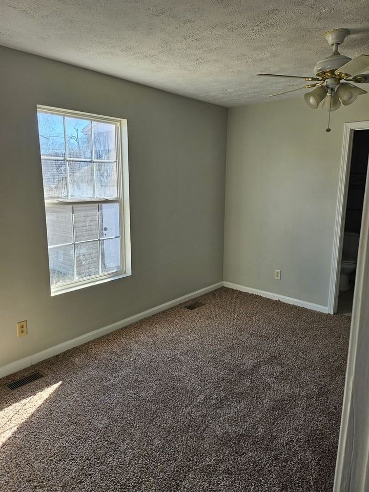 1610 S Parker Dr - Photo 6 of 11