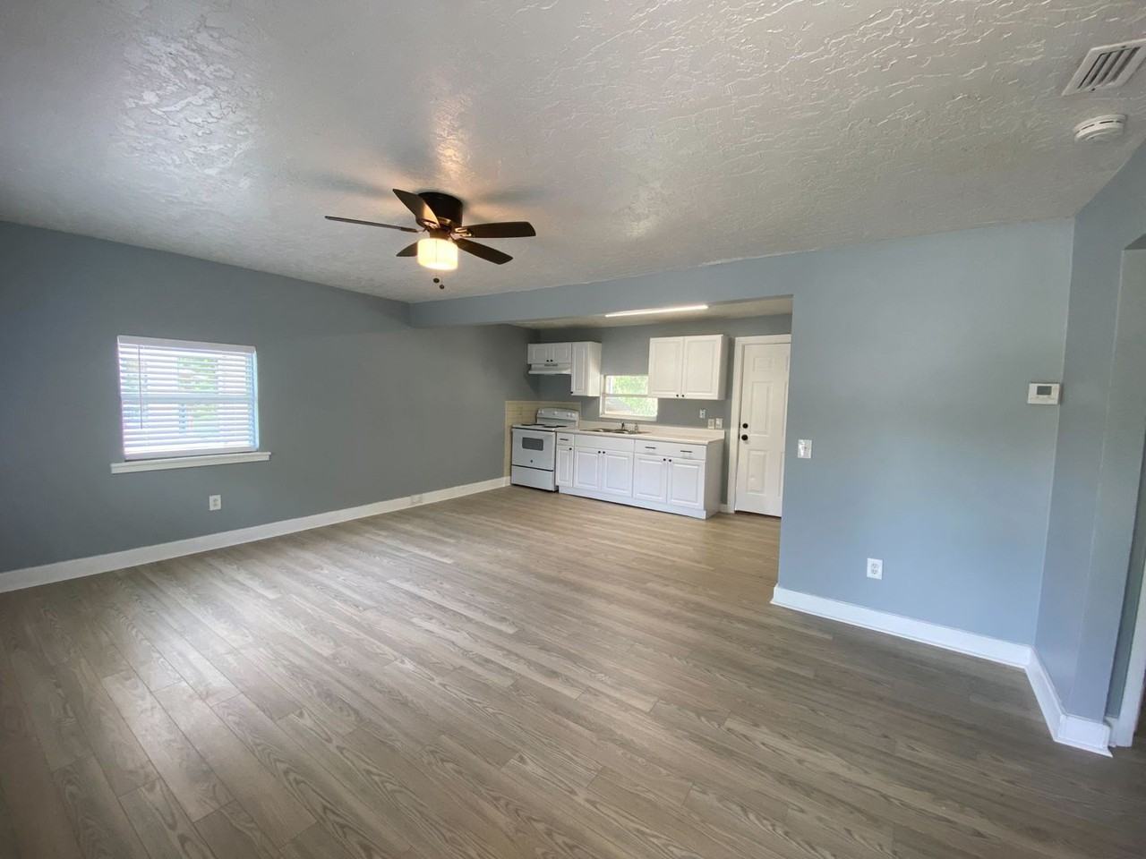 310 Pine Ave - Photo 3 of 11