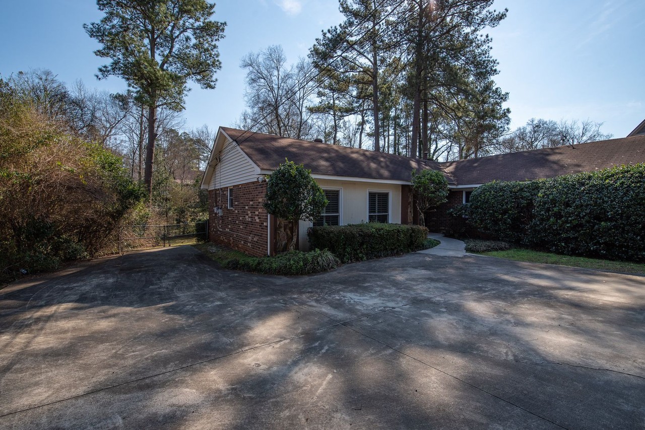 1140 Brookwood Dr - Photo 2 of 25