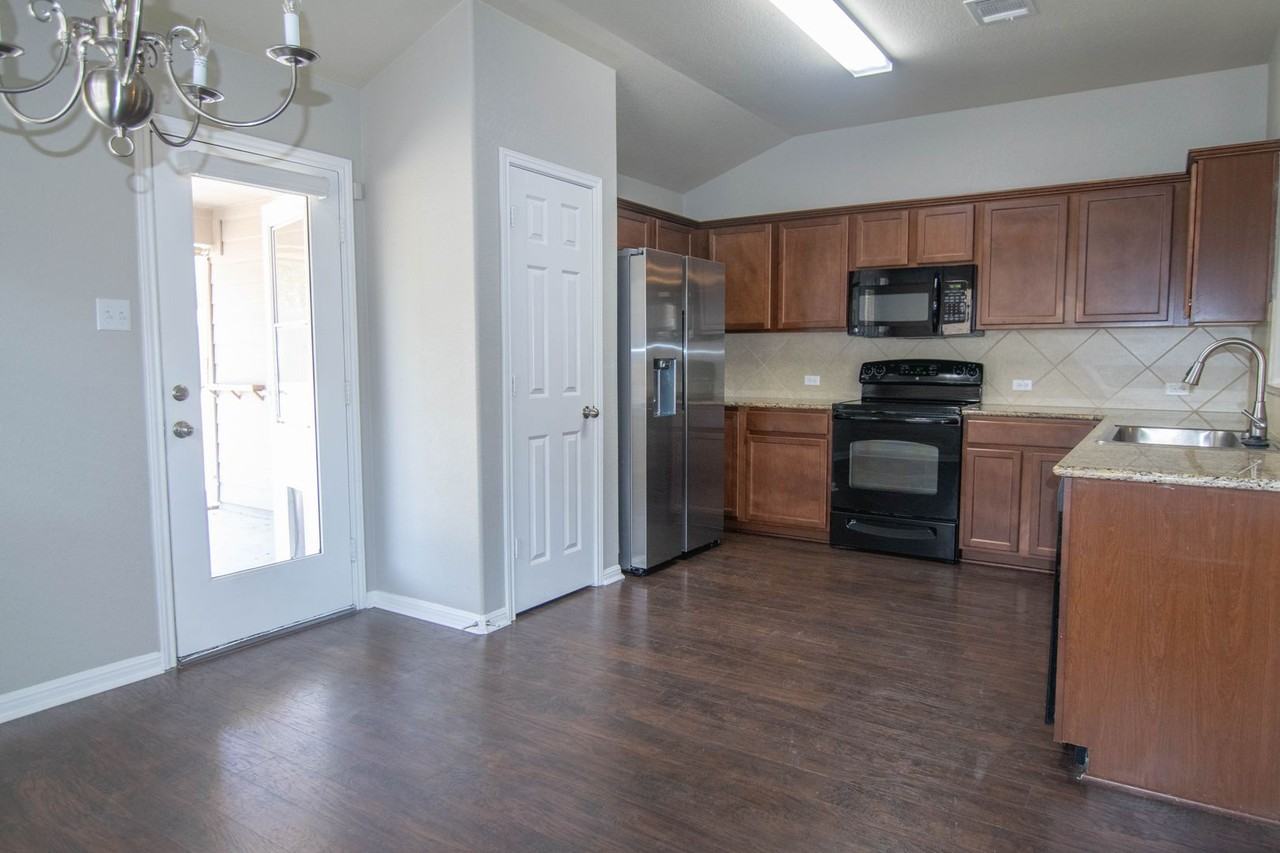 504 Comal Run - Photo 3 of 26