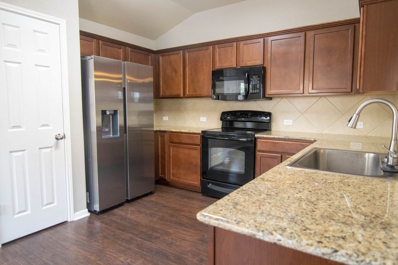 504 Comal Run - Photo 6 of 26