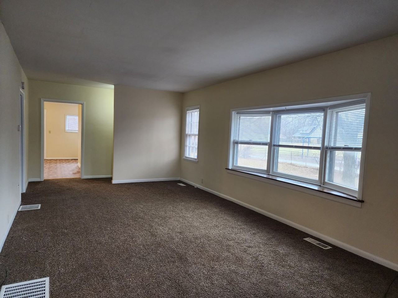 1004 Hampton Ave - Photo 3 of 9