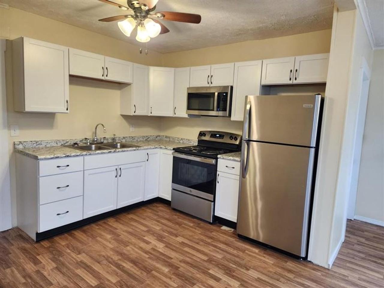 1004 Hampton Ave - Photo 2 of 9