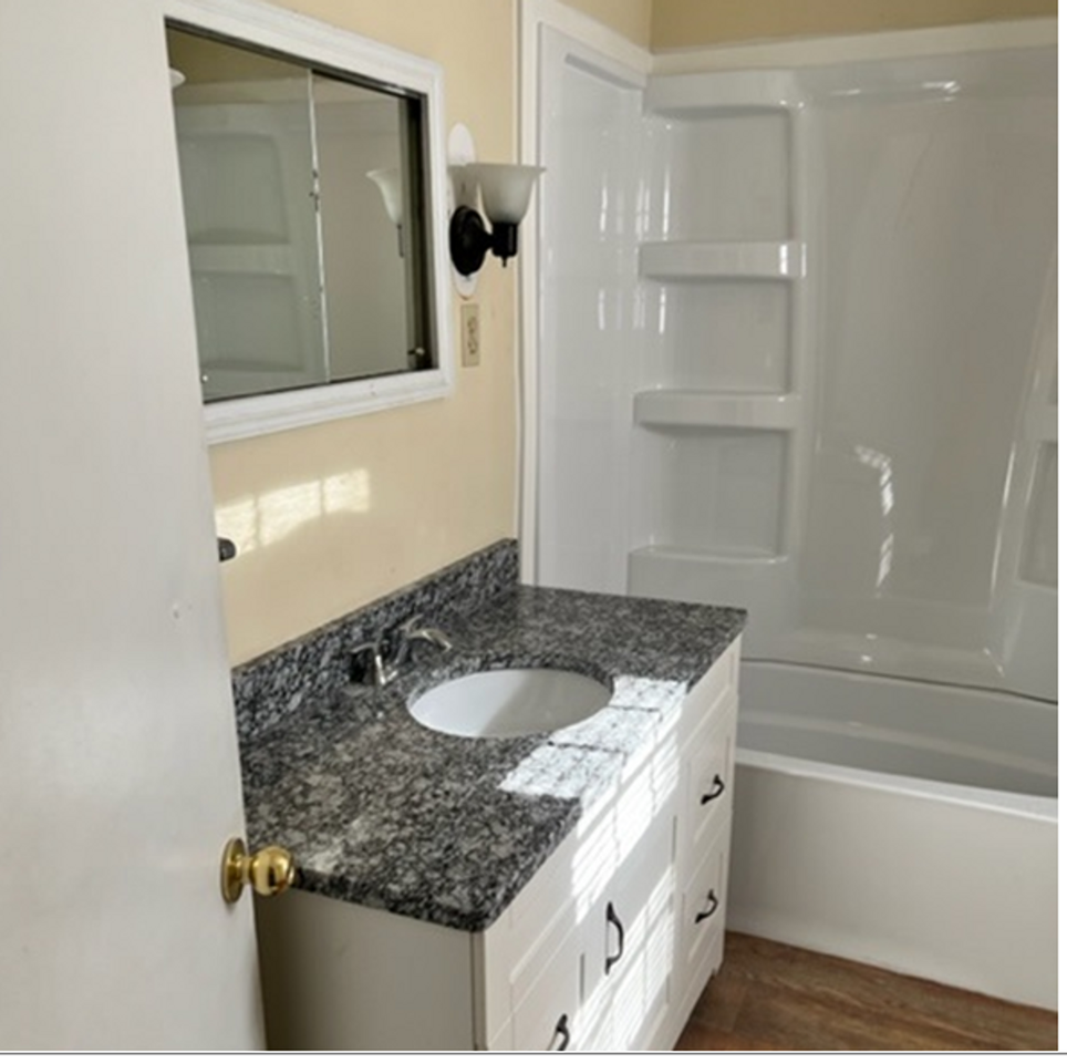 1004 Hampton Ave - Photo 5 of 9