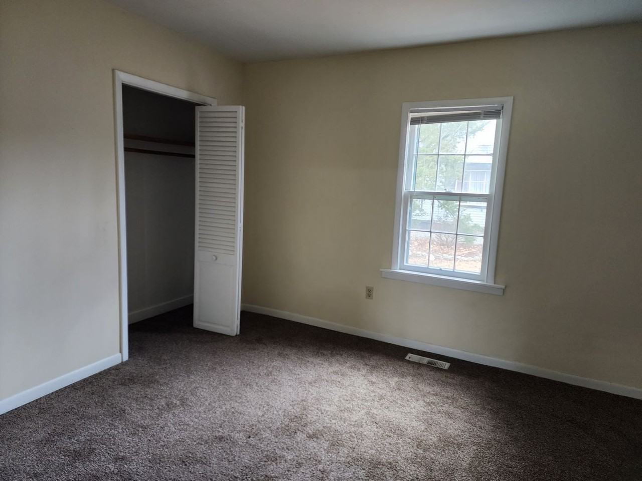 1004 Hampton Ave - Photo 6 of 9