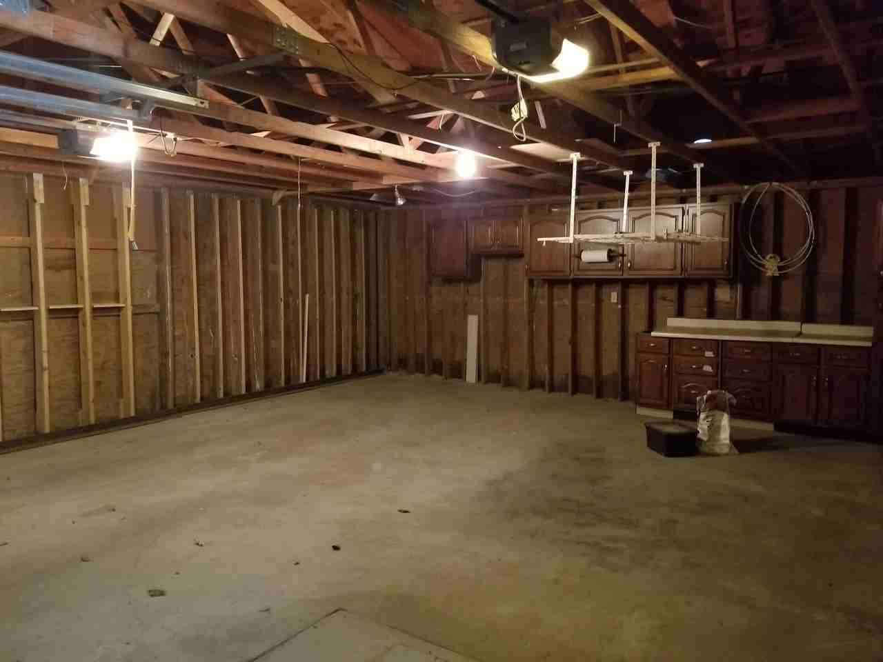 1004 Aspen St - Photo 3 of 20