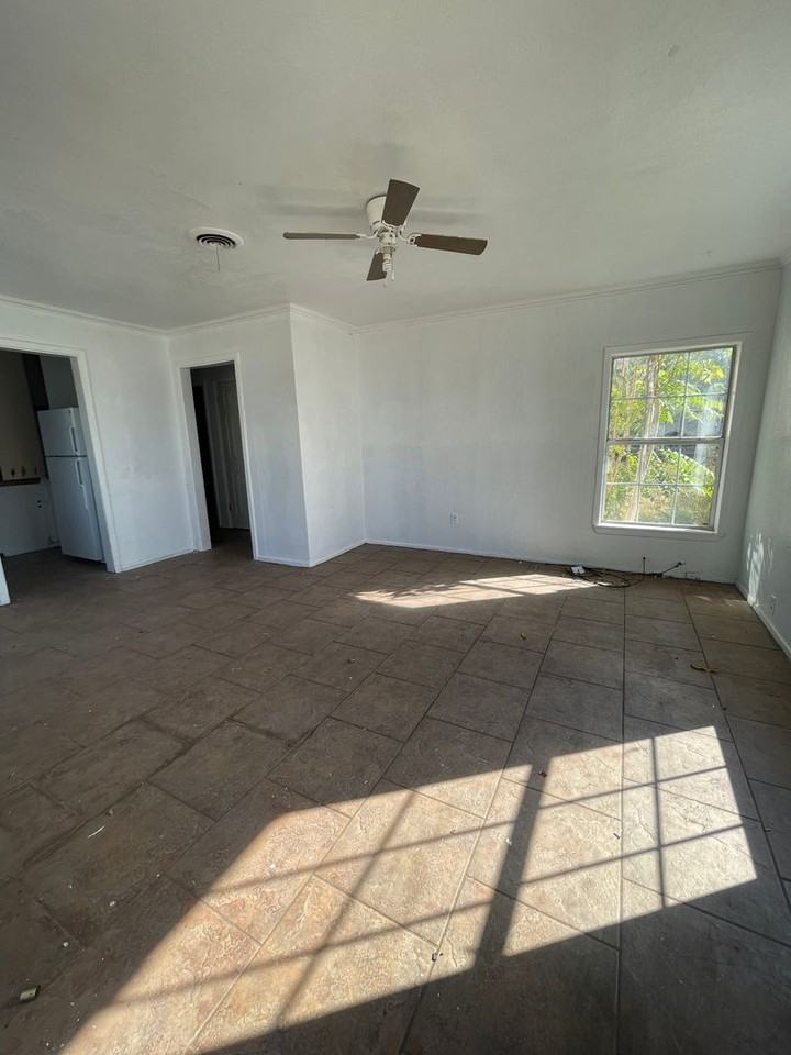 1017 Meredith St - Photo 2 of 15