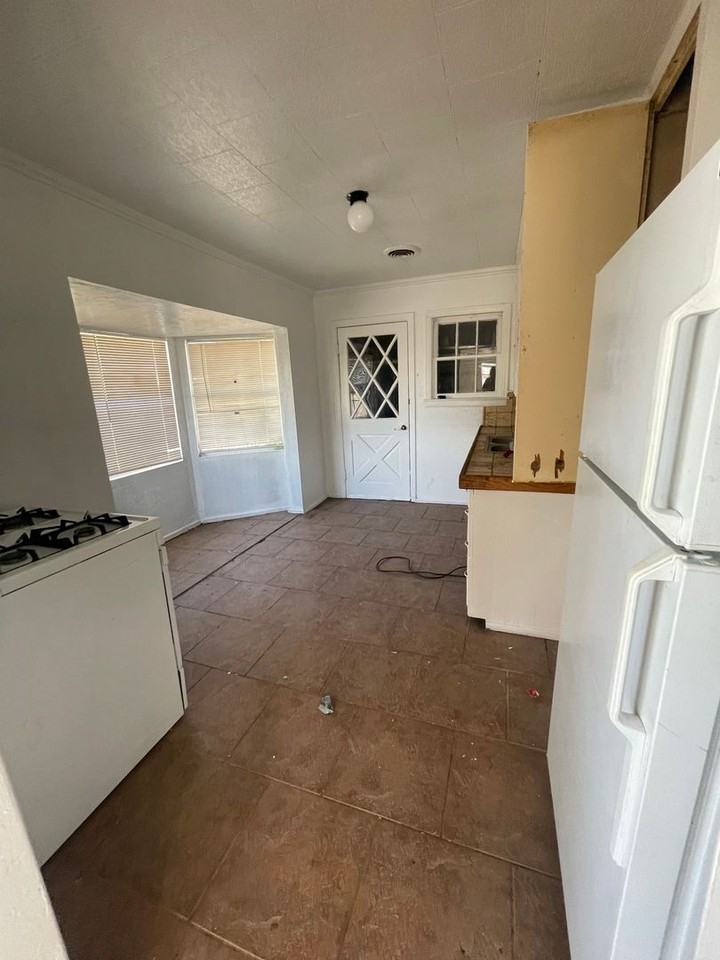 1017 Meredith St - Photo 3 of 15