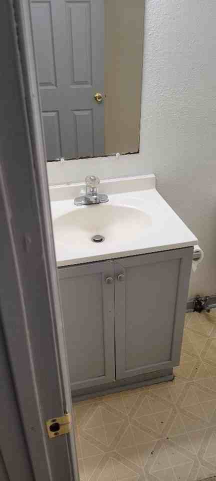 802 SW Emigrant Ave - Photo 3 of 10