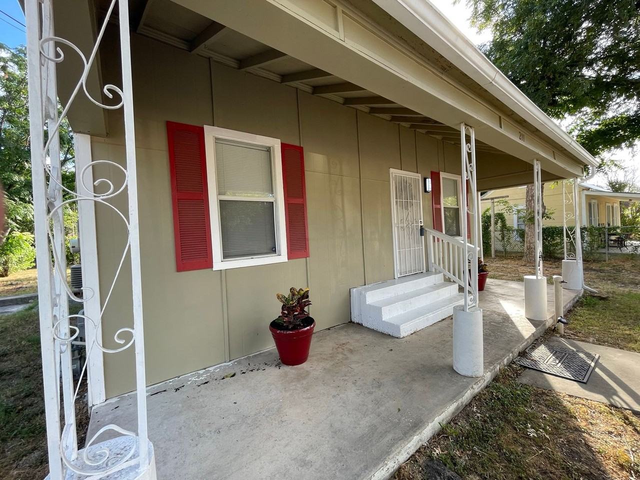 211 E Fest St - Photo 2 of 12