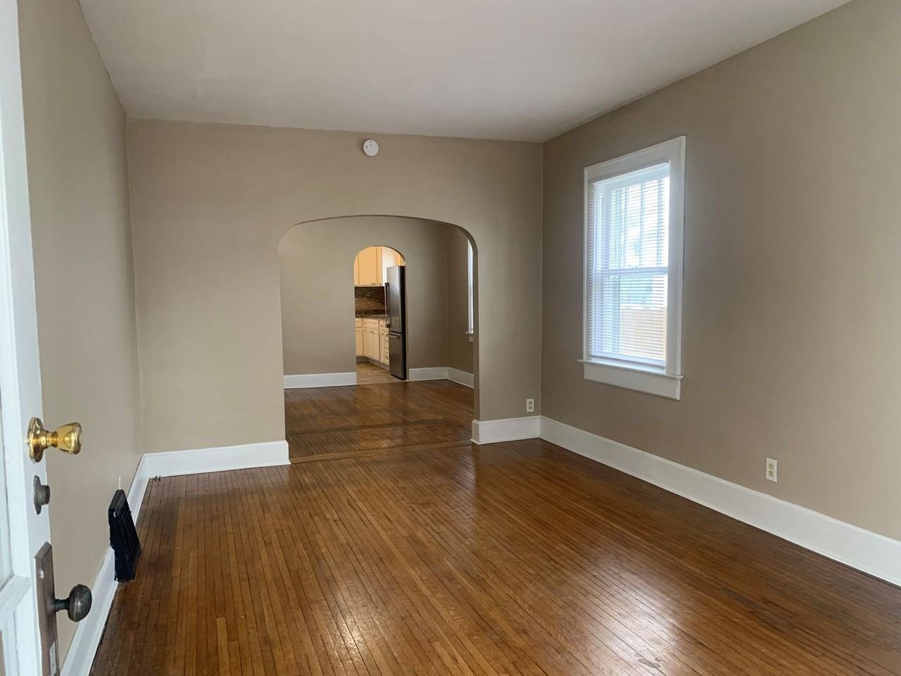 2042 Deming St - Photo 3 of 12