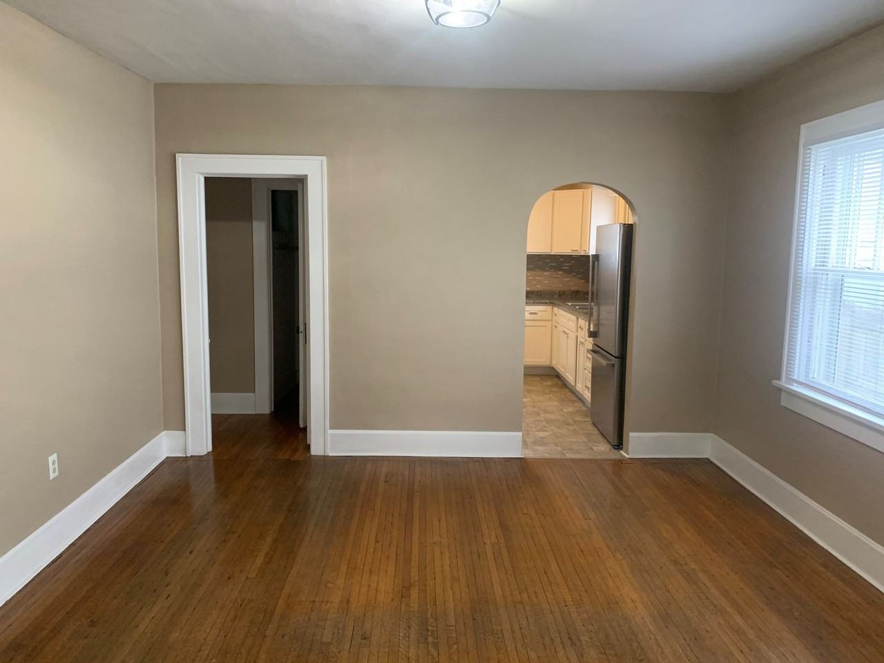 2042 Deming St - Photo 4 of 12