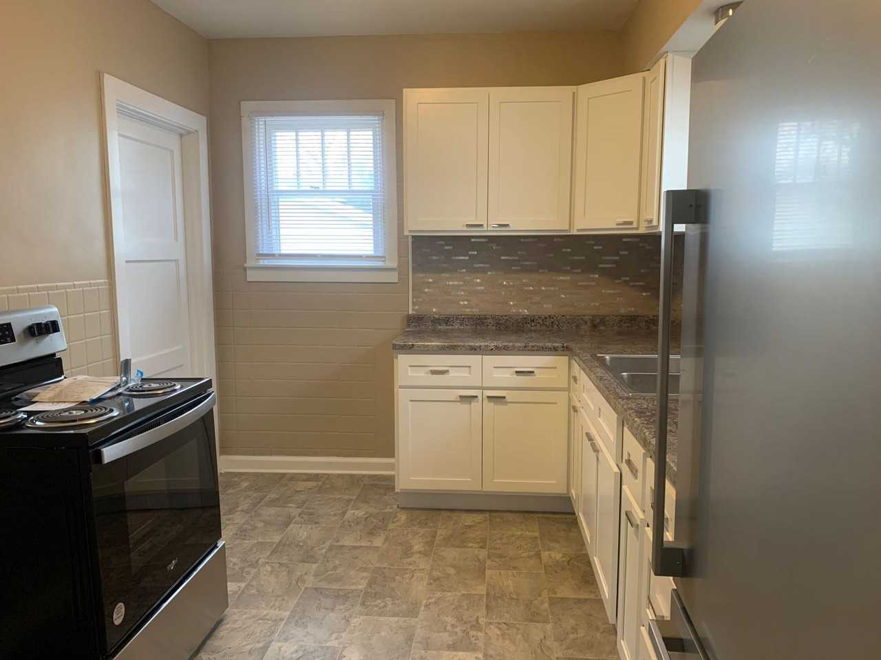 2042 Deming St - Photo 5 of 12