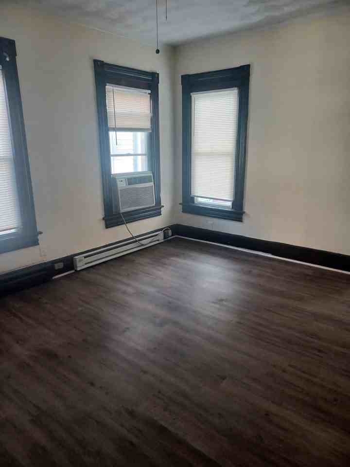 129 Poplar Ave - Photo 3 of 10