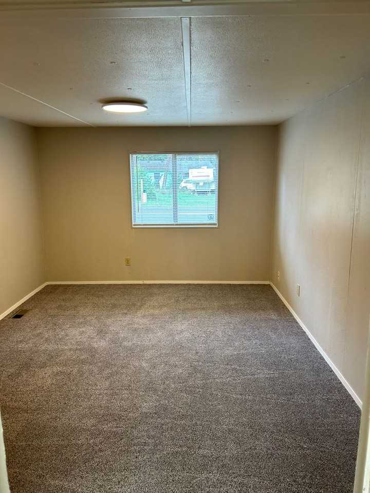 21196 Ferry Rd Se - Photo 2 of 12