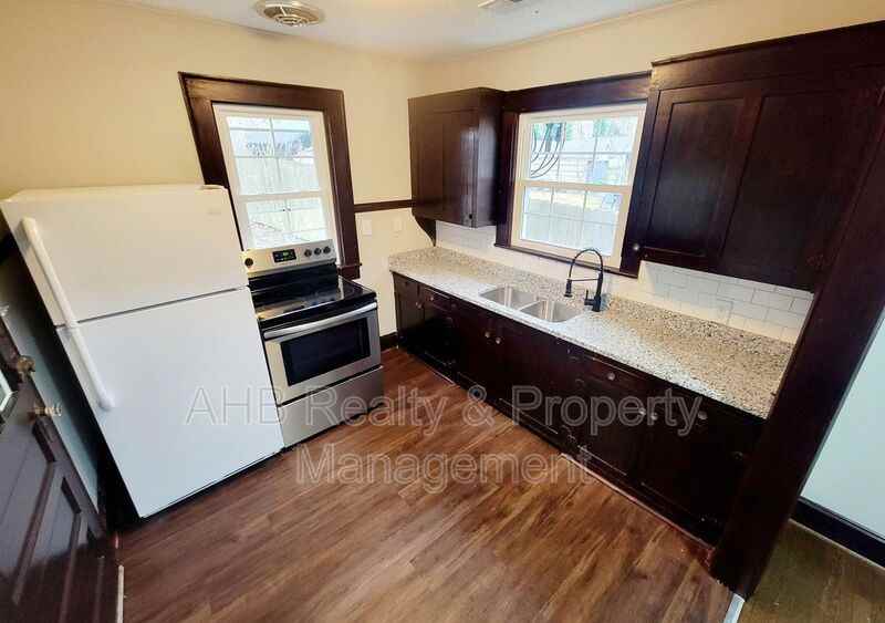 122 Markham St - Photo 5 of 15