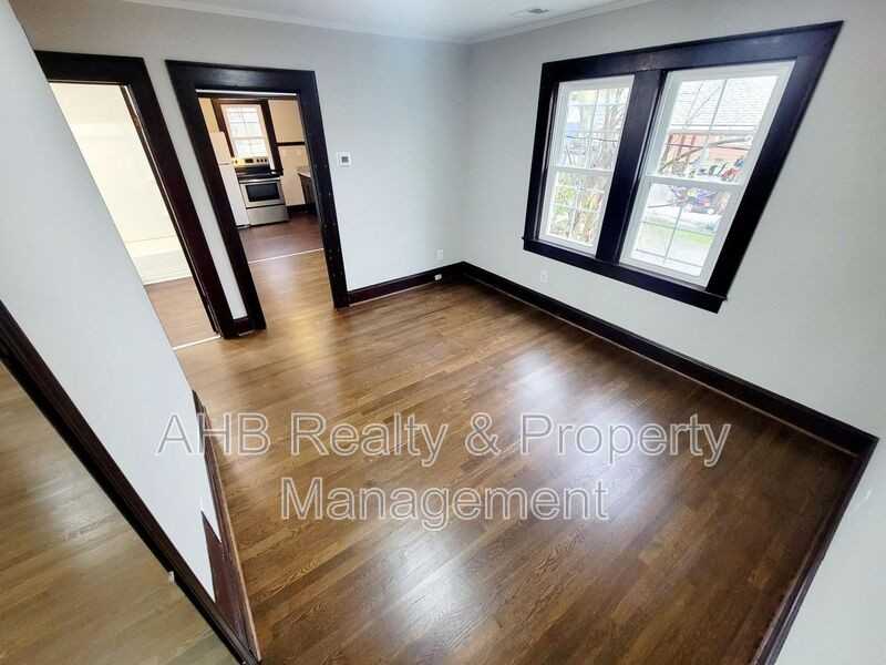 122 Markham St - Photo 6 of 15