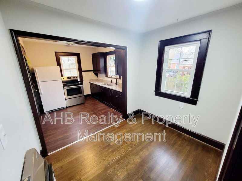 122 Markham St - Photo 7 of 15
