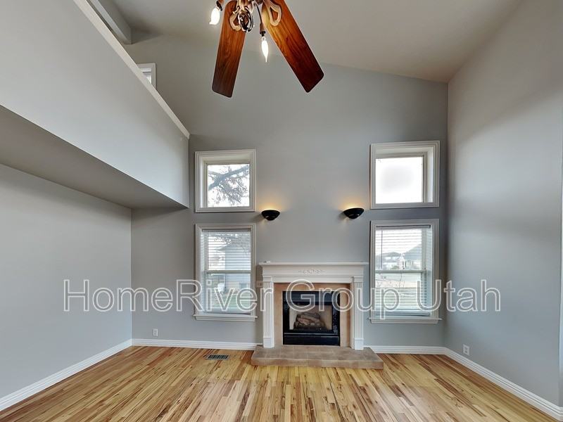 433 W Chase Ln - Photo 2 of 25