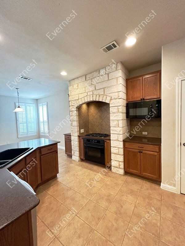 404 Arrowhead Trl - Photo 3 of 35