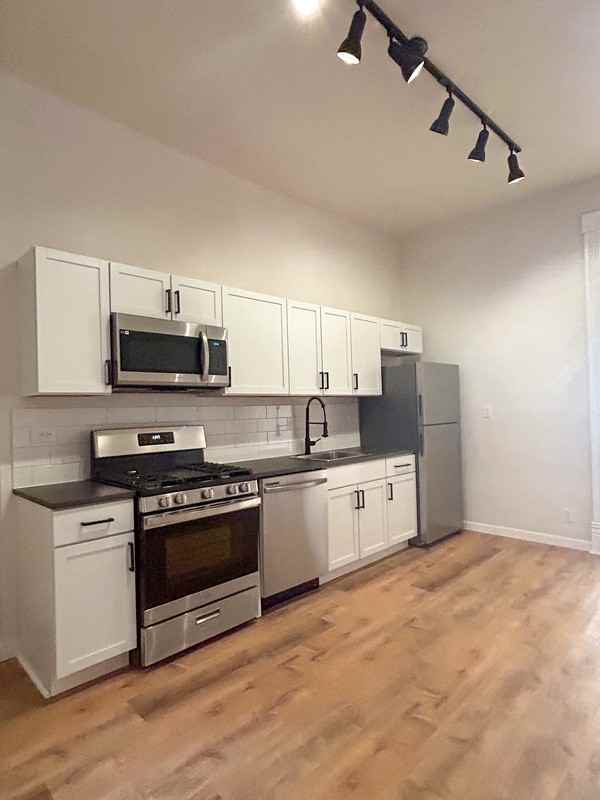 2326 Sarah St #1 - Photo 3 of 26