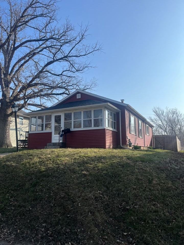 1311 26th St - Photo 2 of 8