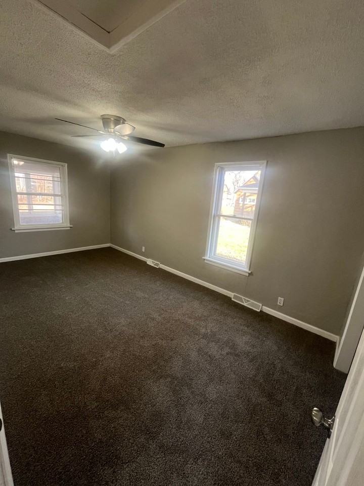 1311 26th St - Photo 3 of 8