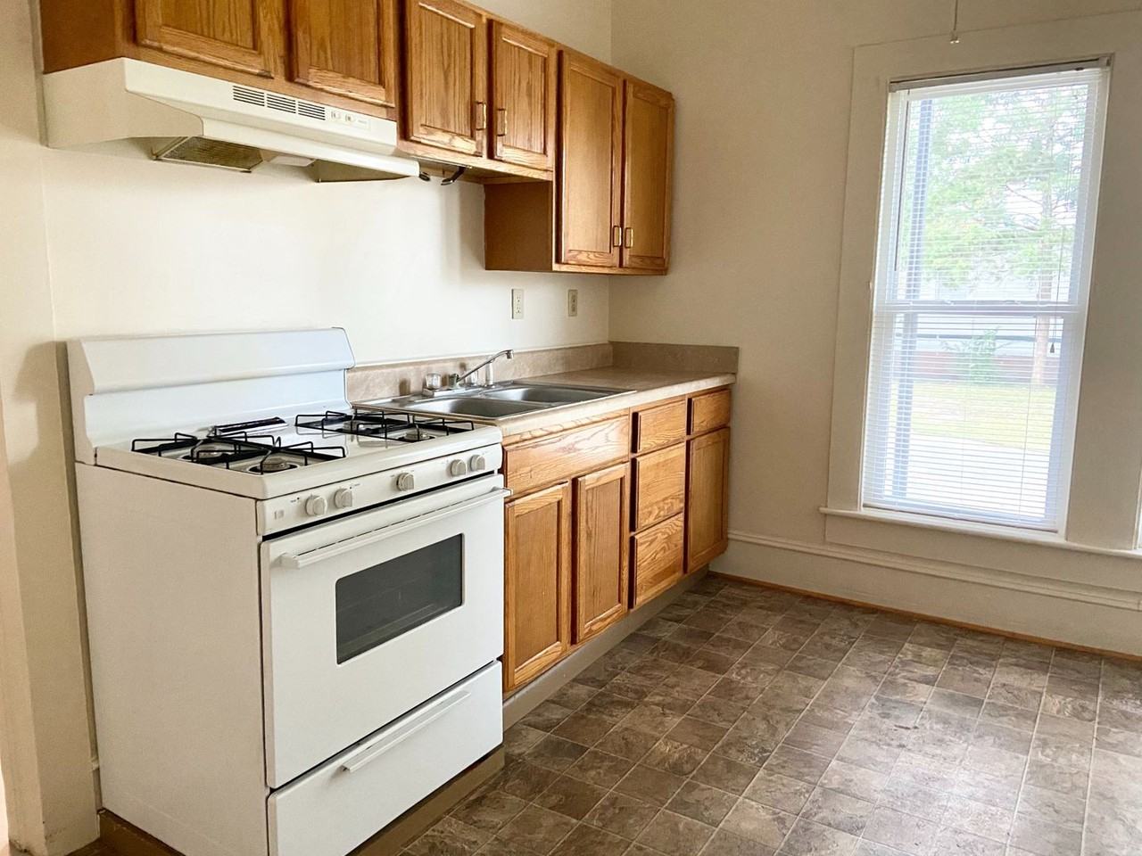 908 N Broad Street - Photo 3 of 10