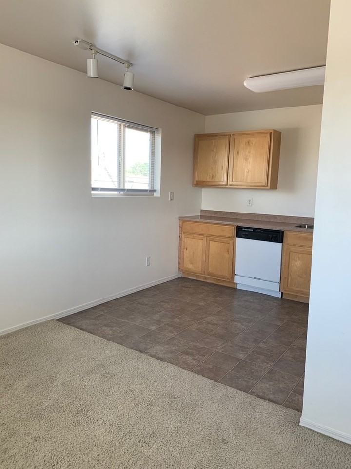 916 Shirley Pl #E - Photo 6 of 31