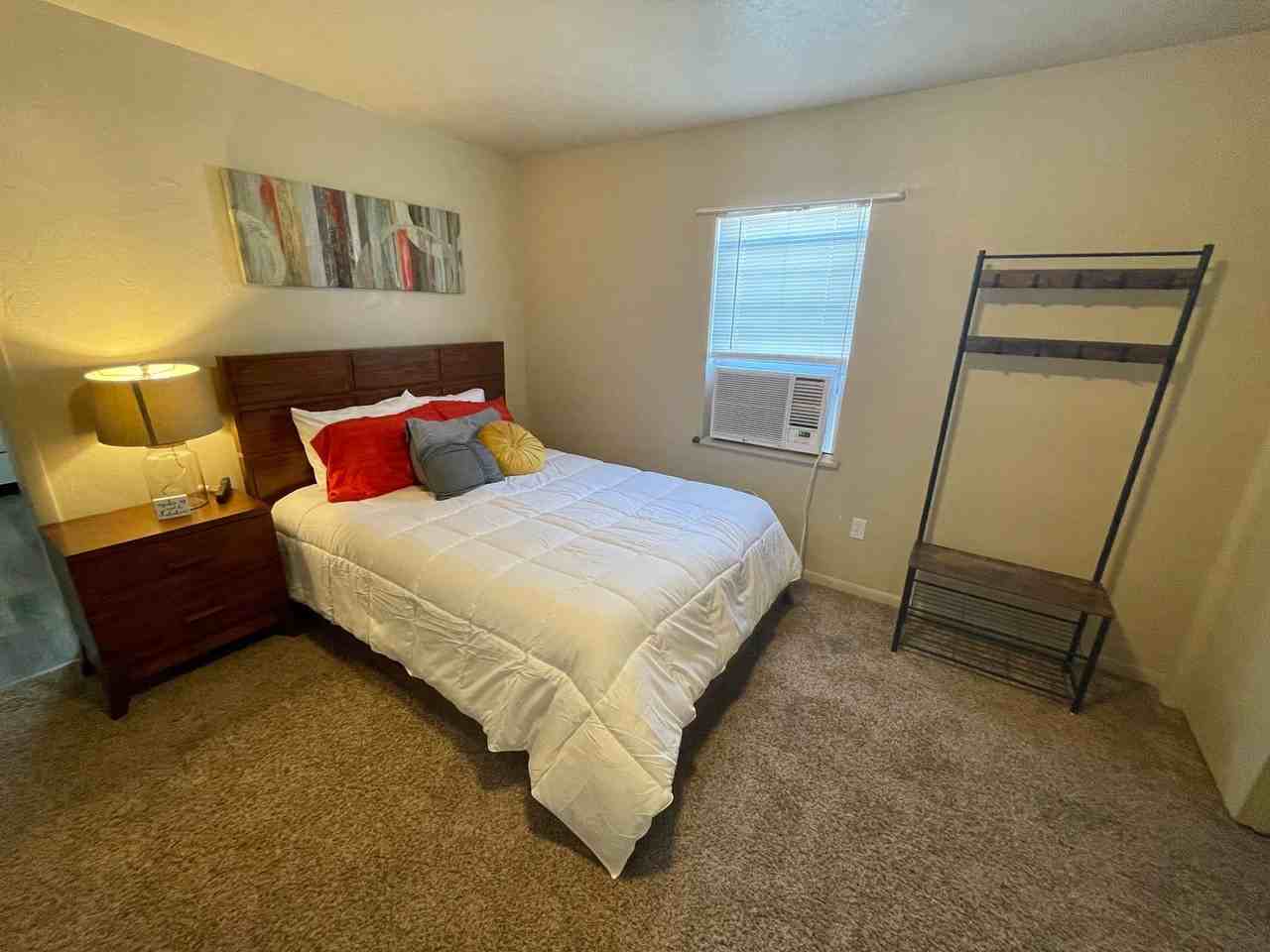 204 E 17th St Apt B - Photo 3 of 15