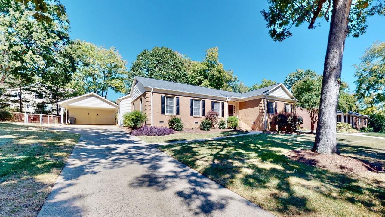 6810 Rosemary Ln - Photo 3 of 37