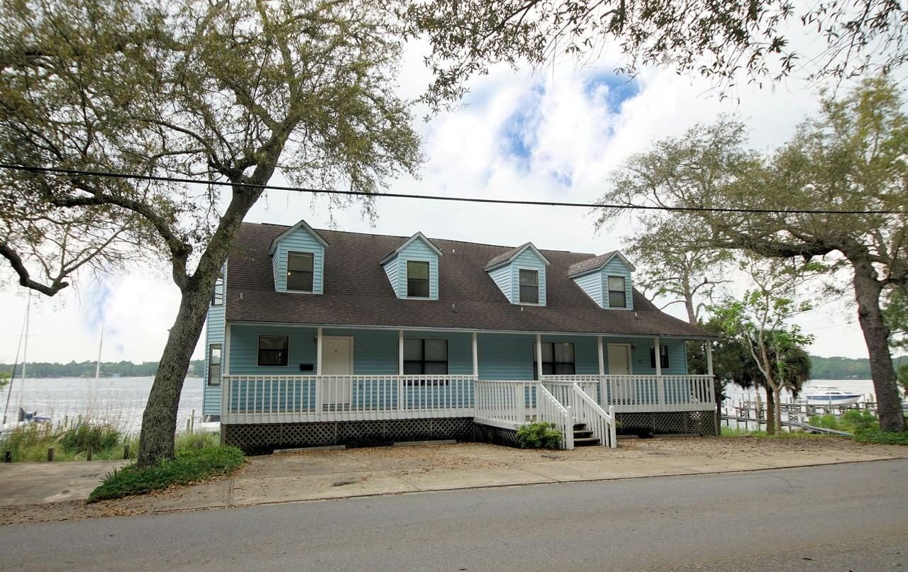 561 Bayshore Dr - Photo 3 of 41