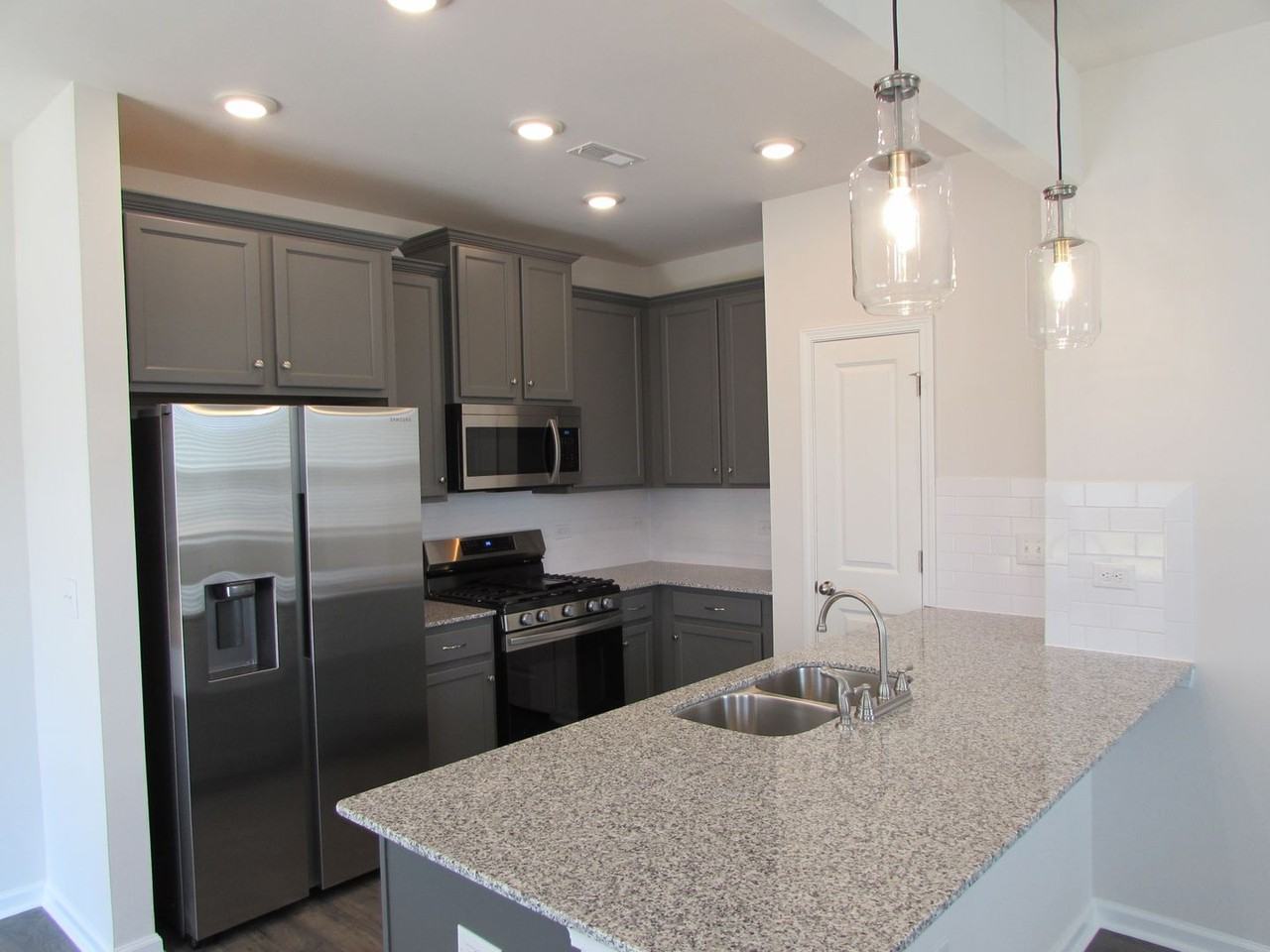 8164 8164 Sheffield Drive - 8164 Sheffield Drive - Photo 2 of 13