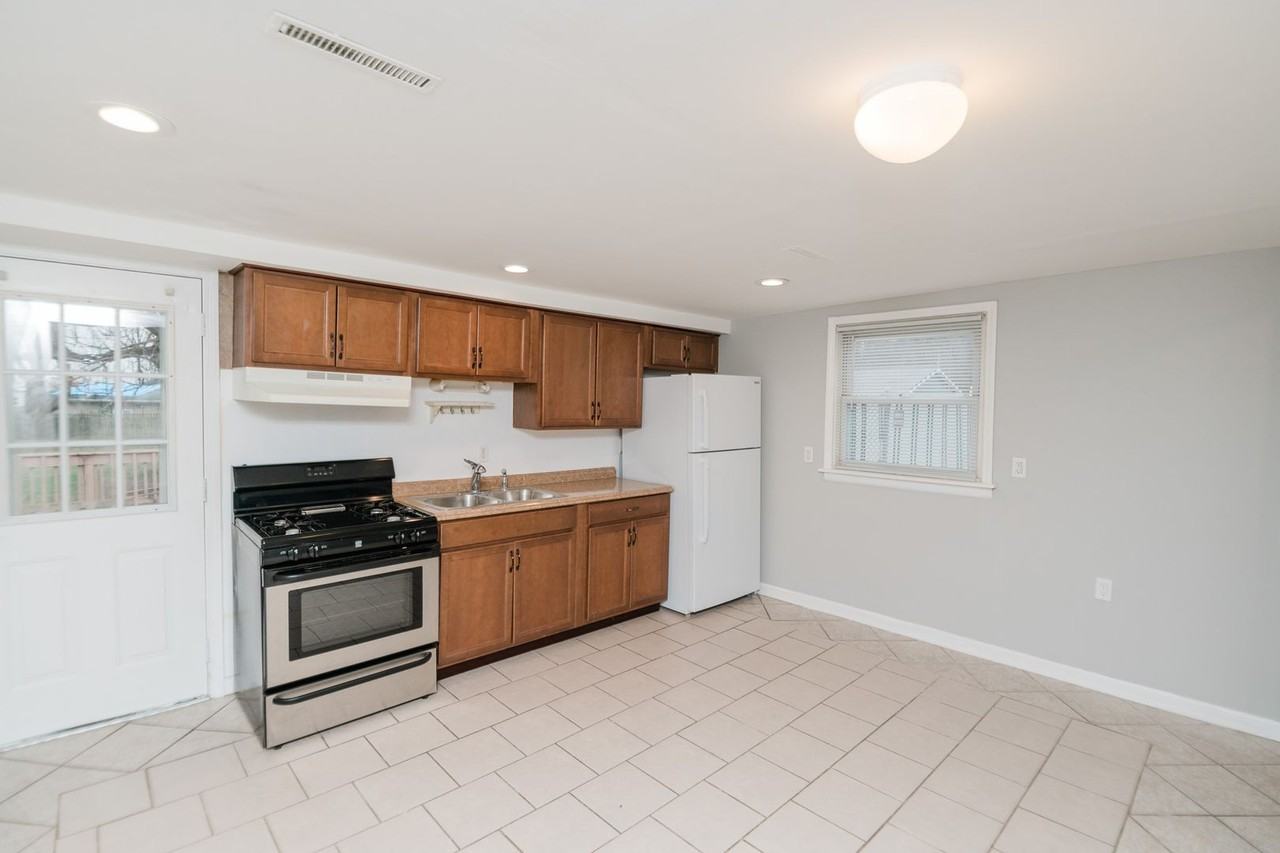 12811 Whitcomb St - Photo 4 of 28