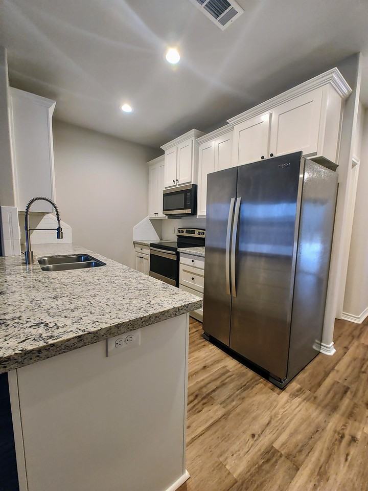 5670 Shadowbend Cir W #1 - Photo 4 of 37
