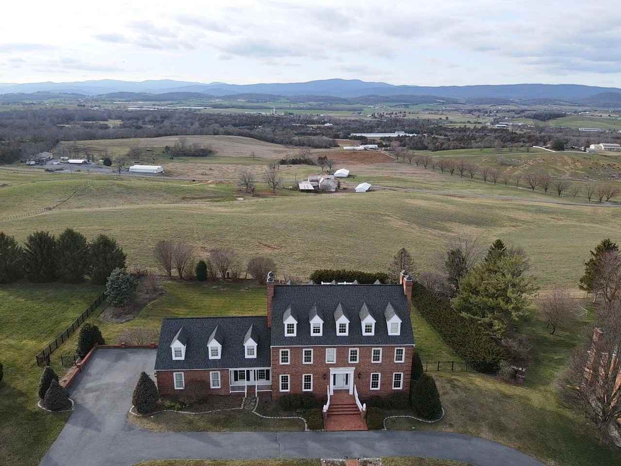 1881 College Ave, Harrisonburg, VA 22802 5 Bedroom House for 4,500