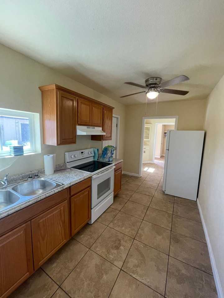 1003 S 6th Ave #B - Photo 6 of 10