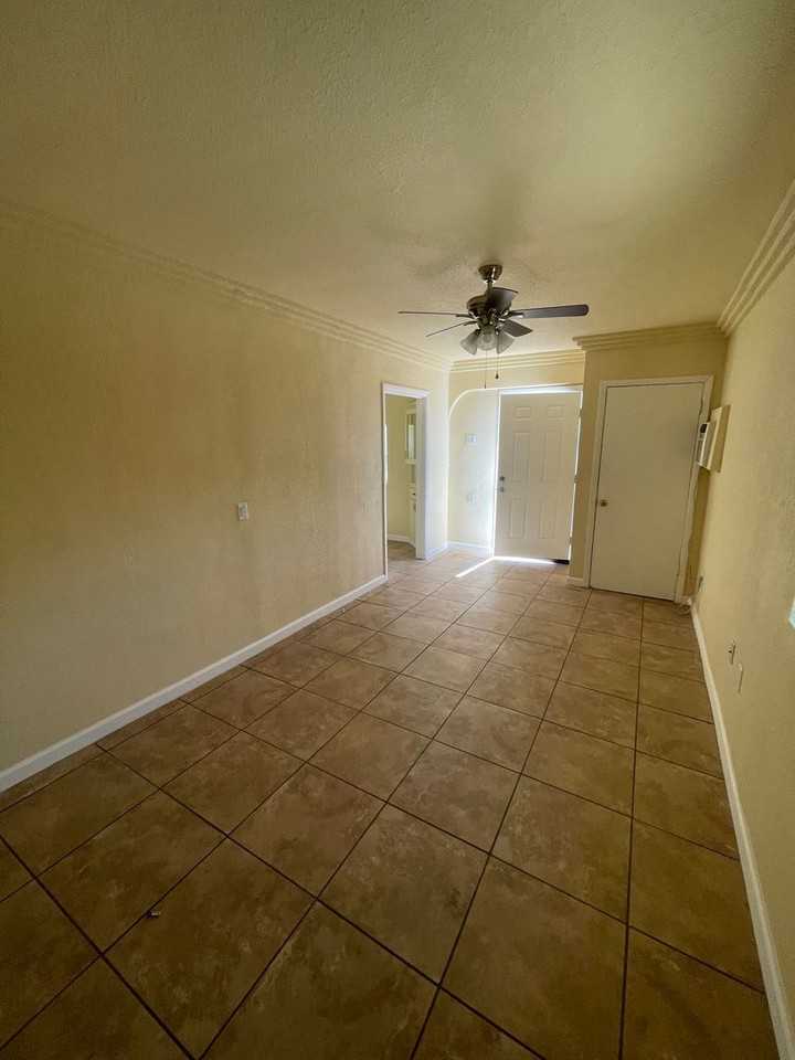1003 S 6th Ave #B - Photo 3 of 10