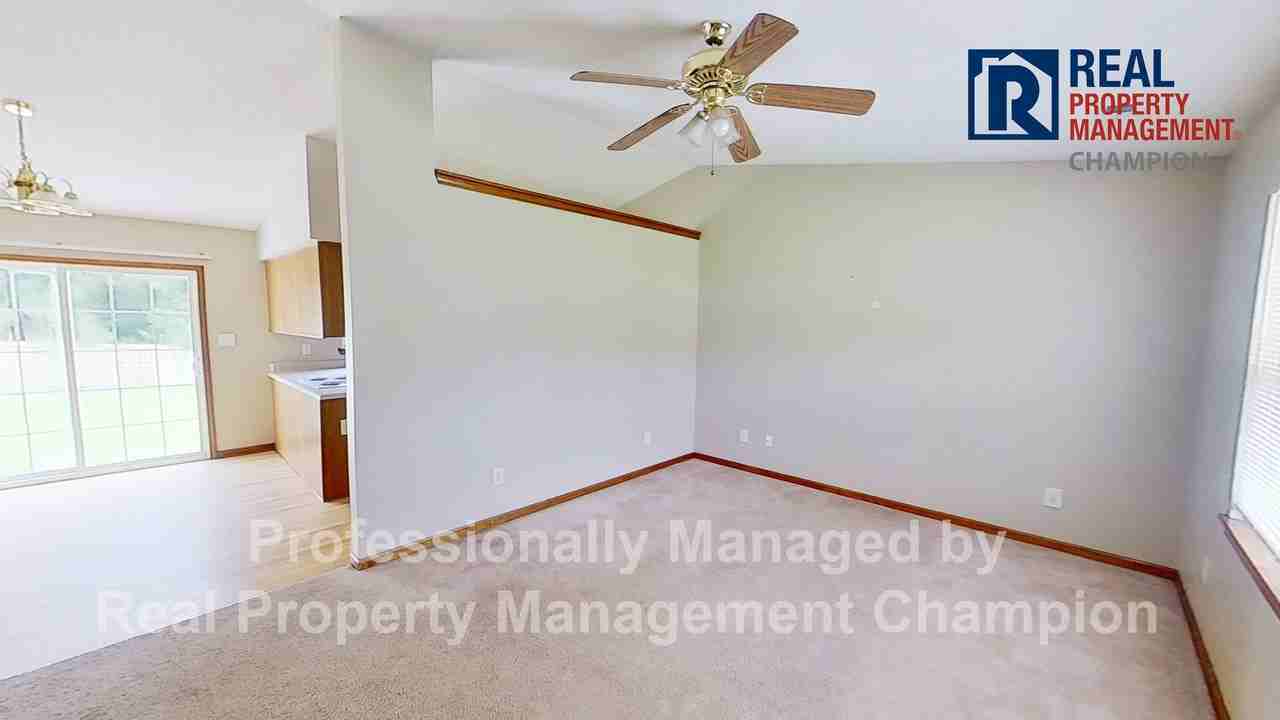 1043 Shirley Dr - Photo 3 of 25