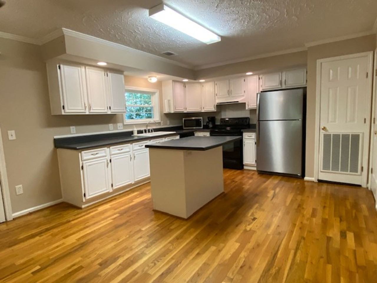 80 Bill Wilkie Dr - Photo 2 of 13