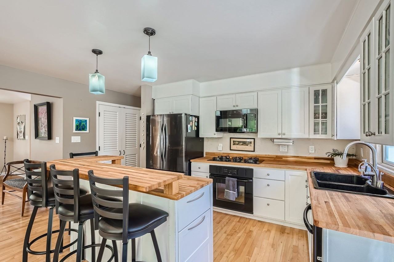 860 Willowbrook Rd - Photo 2 of 27