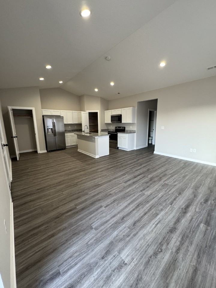 760 W 50th St S - Photo 2 of 13