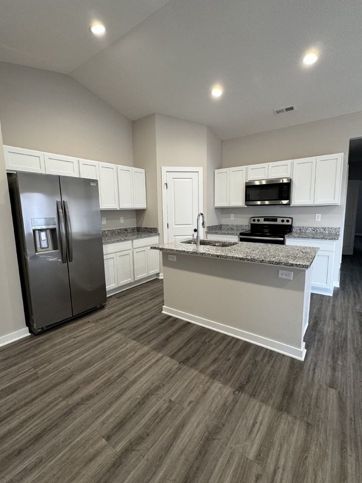 760 W 50th St S - Photo 3 of 13