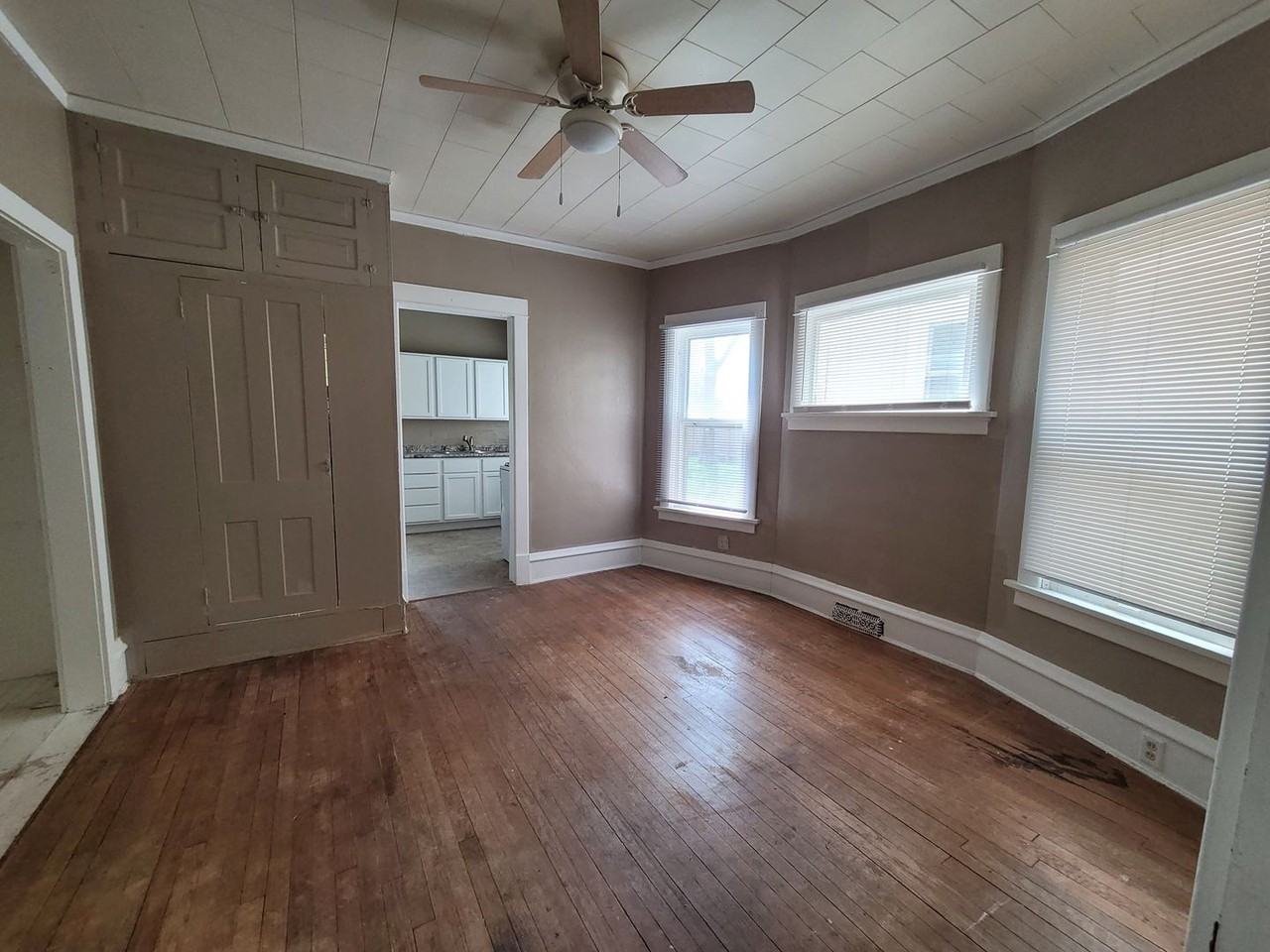 1043 5th Avenue SE - Photo 3 of 8