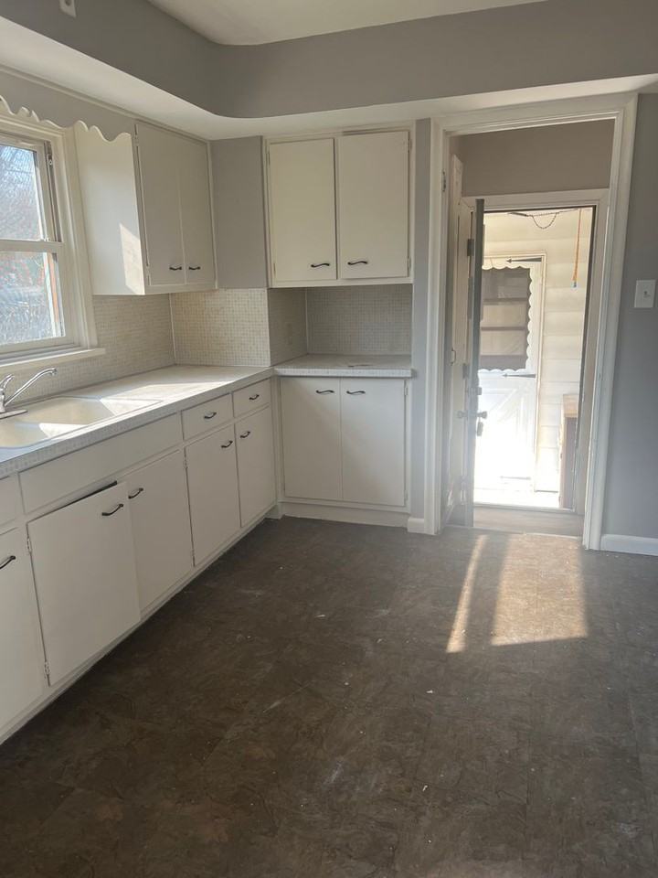 4301 Vermaas Ave - Photo 3 of 8