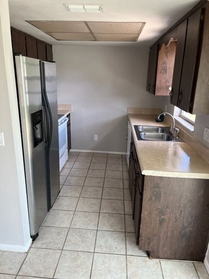 1053 Tompkins Dr - Photo 3 of 9