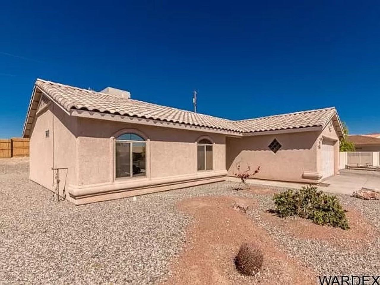2675 Bluewater Dr - Photo 2 of 27