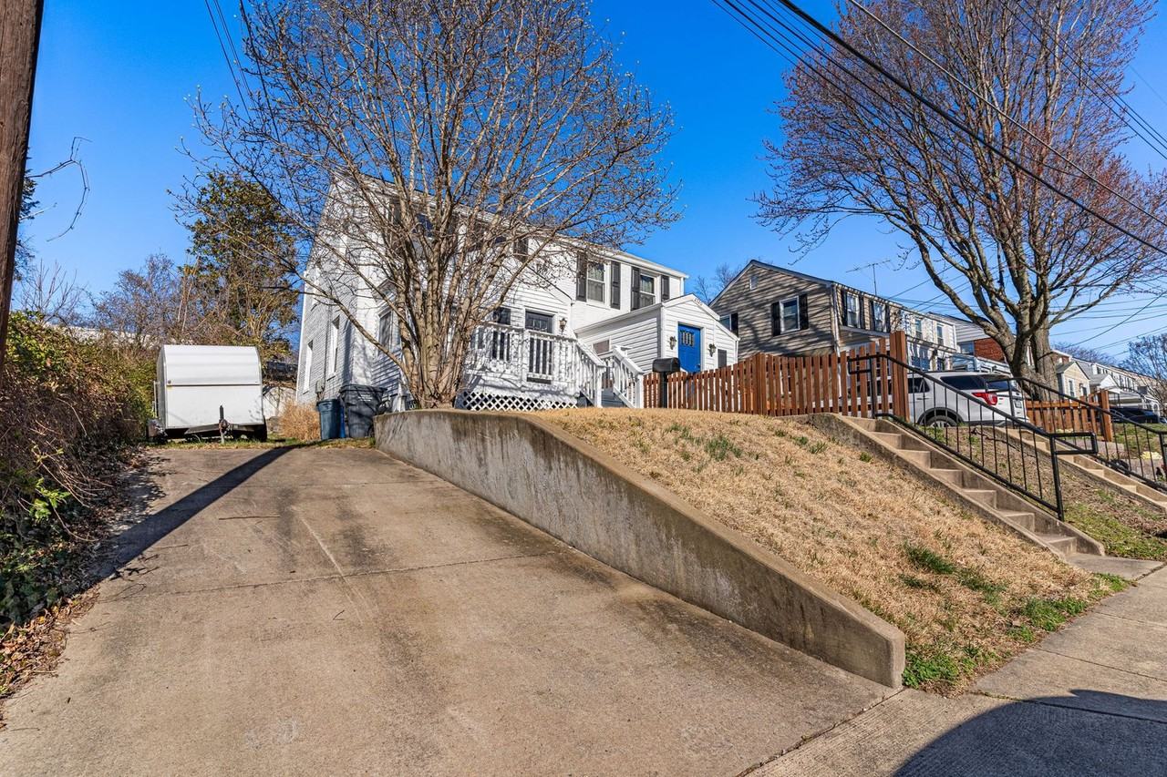 2722 Jefferson Drive - Photo 4 of 35