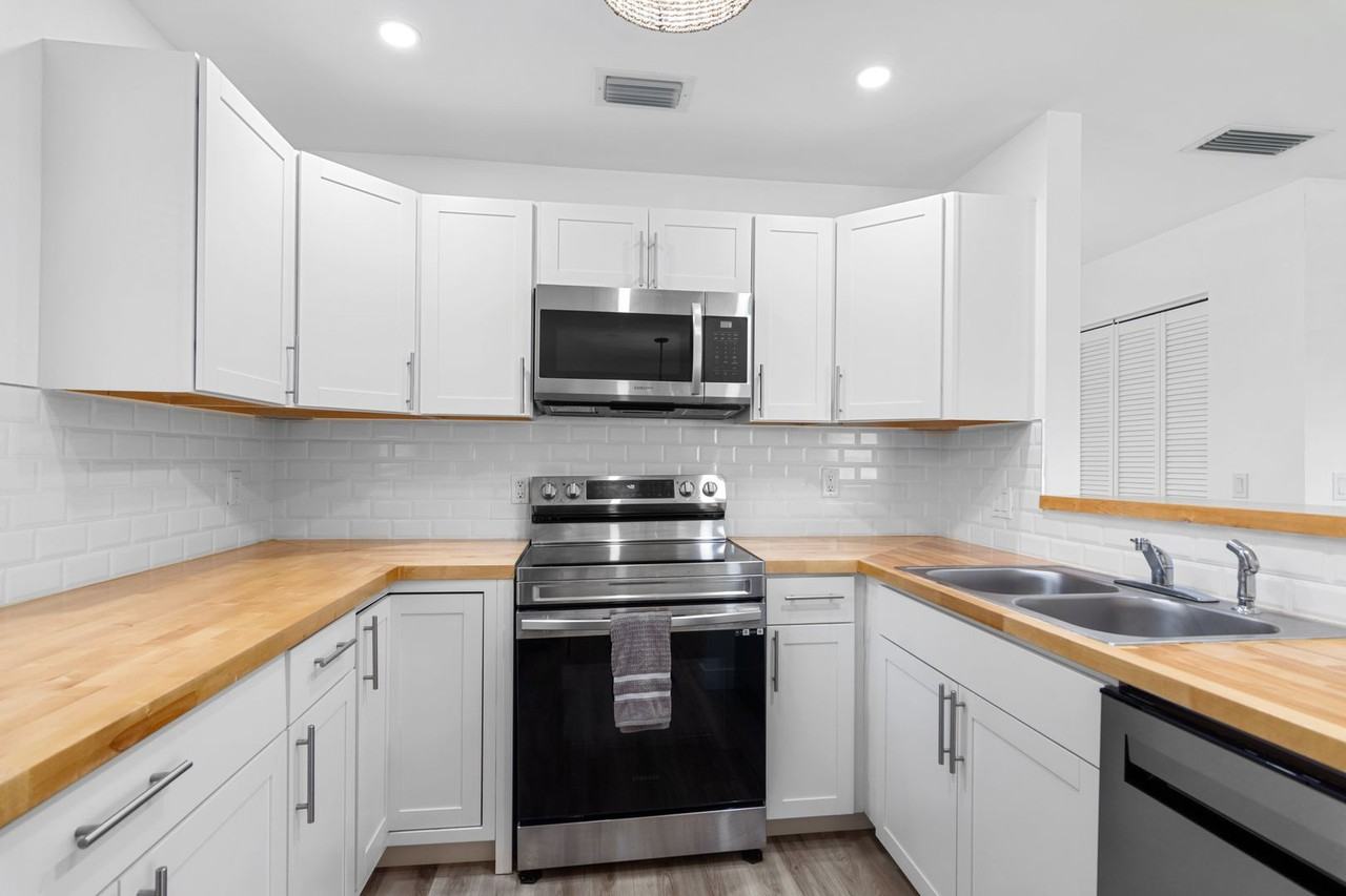 37 Pine Arbor Ln #202 - Photo 3 of 8